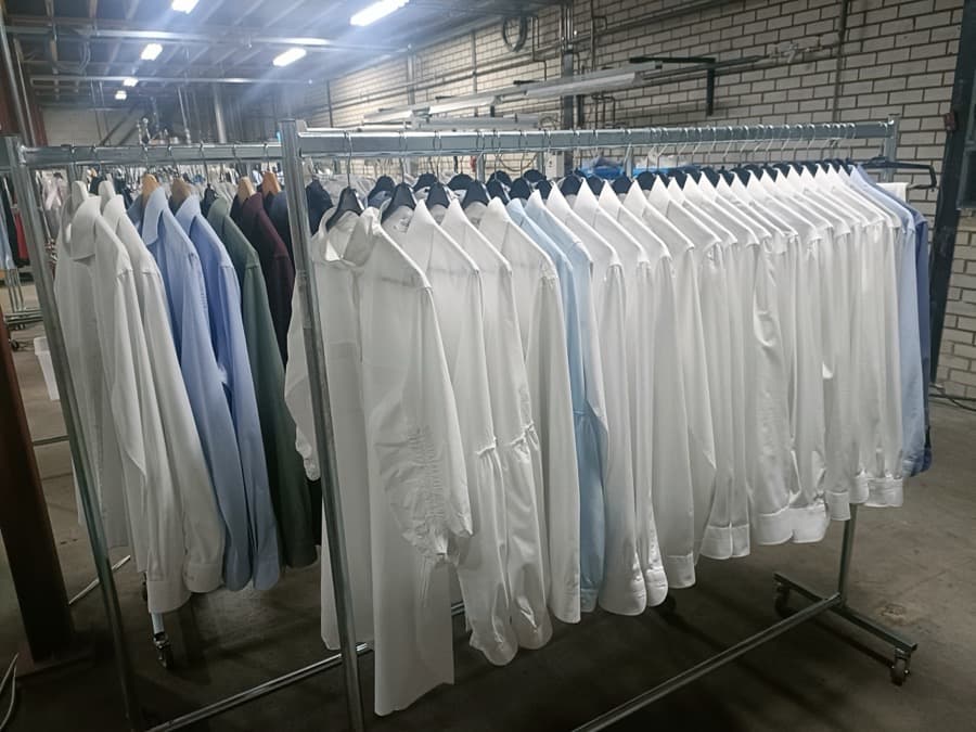 Rekken vol schoon textiel, klaar voor de horeca
